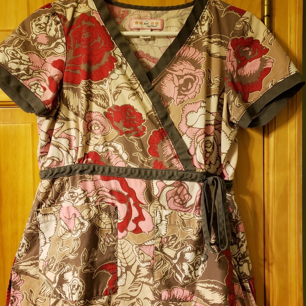 Koi short sleeve scrub top